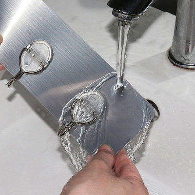 ตะขอแขวนผนังห้องน้ำที่ยึดแน่นด้วยกาวในตัว